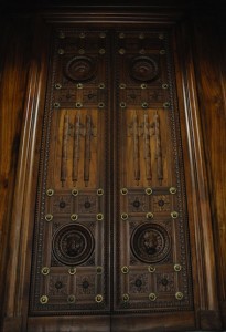Une des portes en bois menant à une salle d'audience