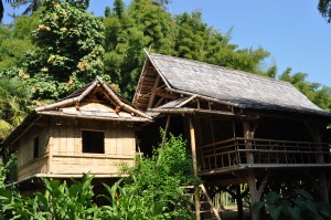 Construction d'un village laotien en bambou