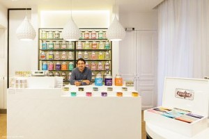 Le gérant actuel Sylvain Orebi dans la boutique des Champs Elysées