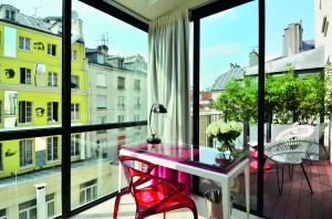 De la chambre Danièle Thompson vue sur le mur peint extérieur avec les pochoirs d'artistes