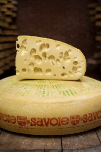 L'emmental est reconnaissable à ses trous bien formés et à son estampille "de Savoie"