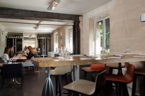 La salle de restaurant au 1 er étage avec sa table d'hôtes