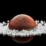 La magie du sel des sauniers de Camargue et le talent de Patrick Roger pour une inédite sphère chocolatée, le Mistral
