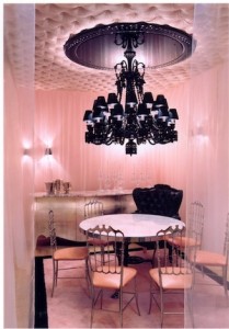 Façon boudoir à la Chantal Thomass, le petit salon rose privatisable et son lustre noir de Starck