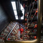 L'escalier et sa superposition d'hauts de forme noirs et rouges