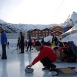 Pratique du curling sur la patinoire