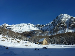 Aux sources du Var vue sur le col de La Cayole, les proches montagnes et le refuge de la Cantonnière