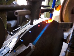 Pose d'une goutte de verre de Murano sur les épingles