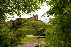  L'épine rocheuse sur laquelle le château a été construit aurait-elle donné son nom à la ville ?