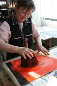 Impression de peinture grâce au gros pinceau à tourner en rond pour éviter les bavures