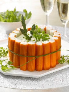 En charlotte asperges fines herbes, le surimi se prête à la composition de recettes à part entière