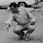 Lino Ventura sur le terrain de pétanque devant le Café de la Place