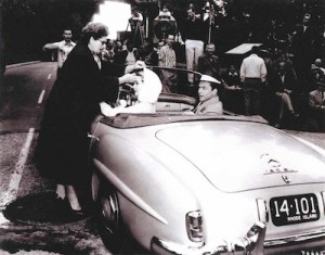 Grace Kelly et Franck Sinatra et une Mercedes 190 SL de 1956