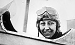 Amy Johnson à bord d'un avion