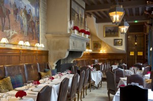 L'intérieur avec cheminée et tableaux de chasse à l'anglaise