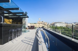 Sur le toit, la piscine offre une belle vue sur la ville 