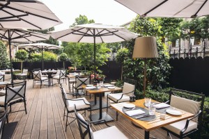 Quelques tables prises sur la rue et agrémentées de grands parasols protecteurs