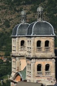 Les cloches de la collégiale dominent la vieille ville