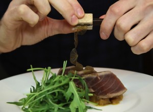 Tailler un crayon condiment sur son plat !