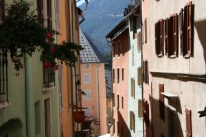 L'influence italienne perceptible grâce aux façades colorées des maisons