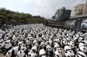  1 600 pandas en papier mâché