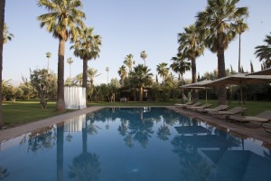 Vue sur la piscine et le parc