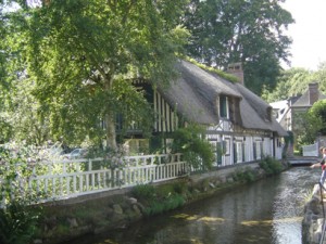 Chaumière le long du plus petit fleuve français