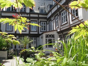 L'extérieur sur le jardin fleuri dans la cour