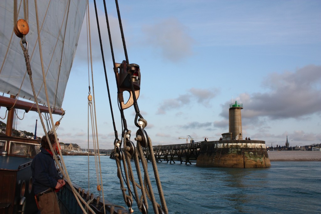 Le phare d'Aval à l'entrée du port