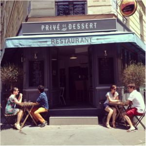 La façade du restaurant à la jonction av. Trudaine - rue des Martyrs