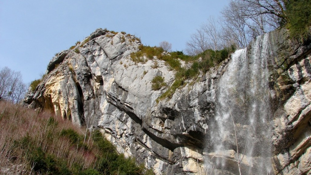 Cascade et chapeau de gendarme typiques du Haut-Jura