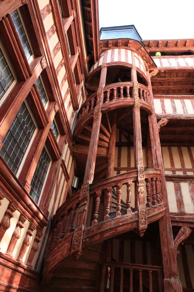 l'escalier en colimaçon de l'Hôtel du Lion Noir