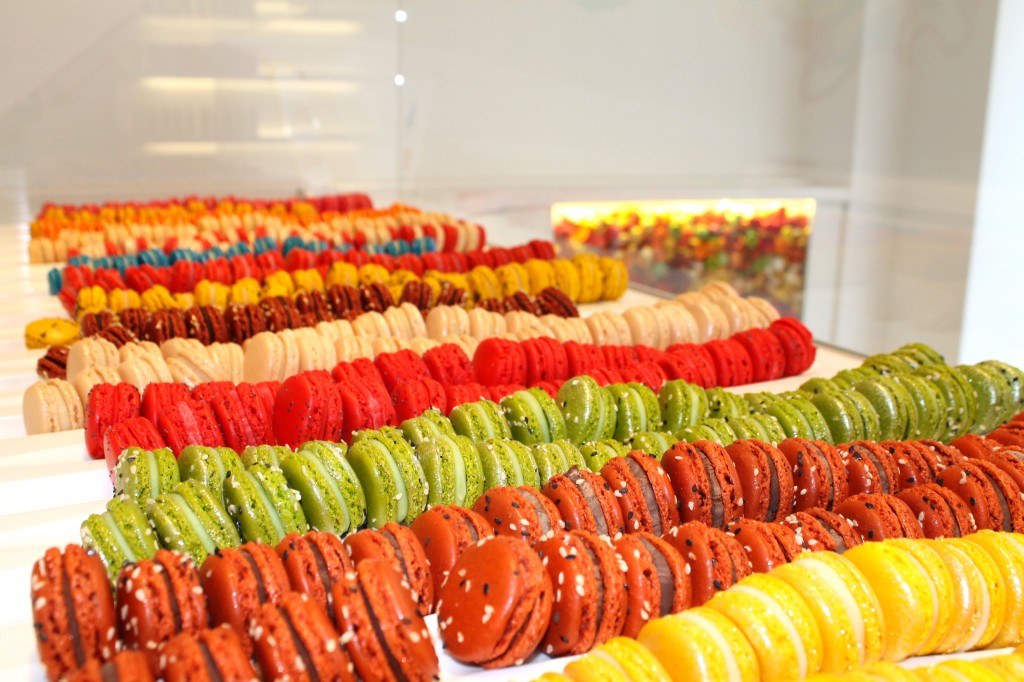 Saveurs inédites et couleurs funky signent les macarons