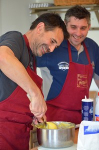 Il faut un sérieux coup de poignet pour mélanger la pâte que Yannick fera volontiers à votre place