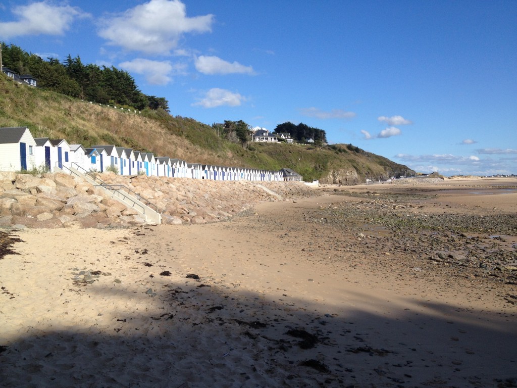 Pour les pêcheurs et les vacanciers, quelques cabanes en bois sur certaines plages