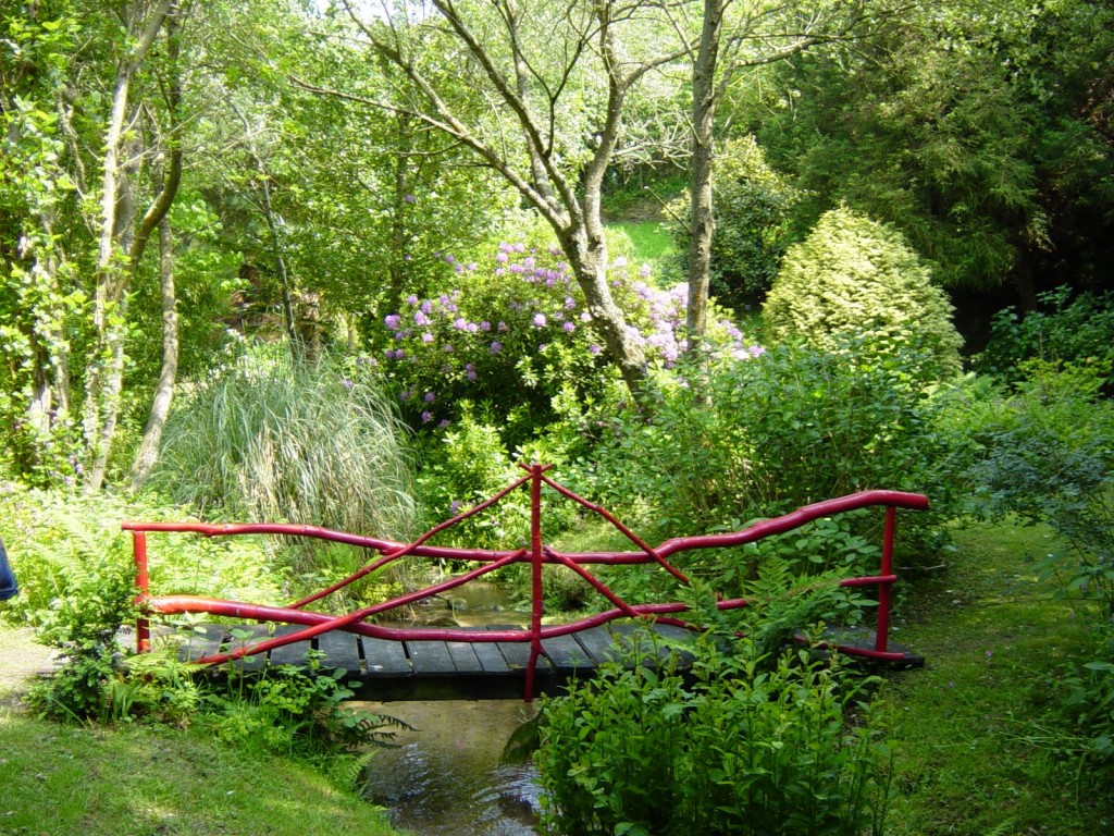 De charmants ponts à la japonaise permettent d'aller de part et d'autre du ruisseau