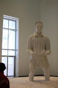 Homme dans la boue, oeuvre de Thomas Schütte (2009 )