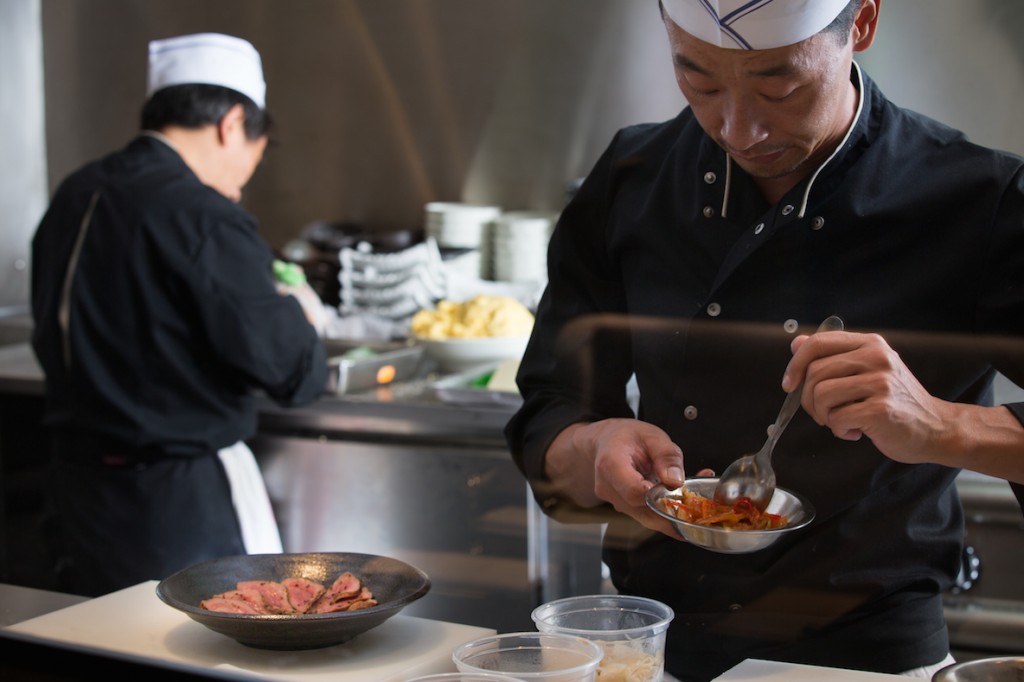 Avec une cuisine ouverte on peut voir les cuisiniers oeuvrer derrière la baie vitree