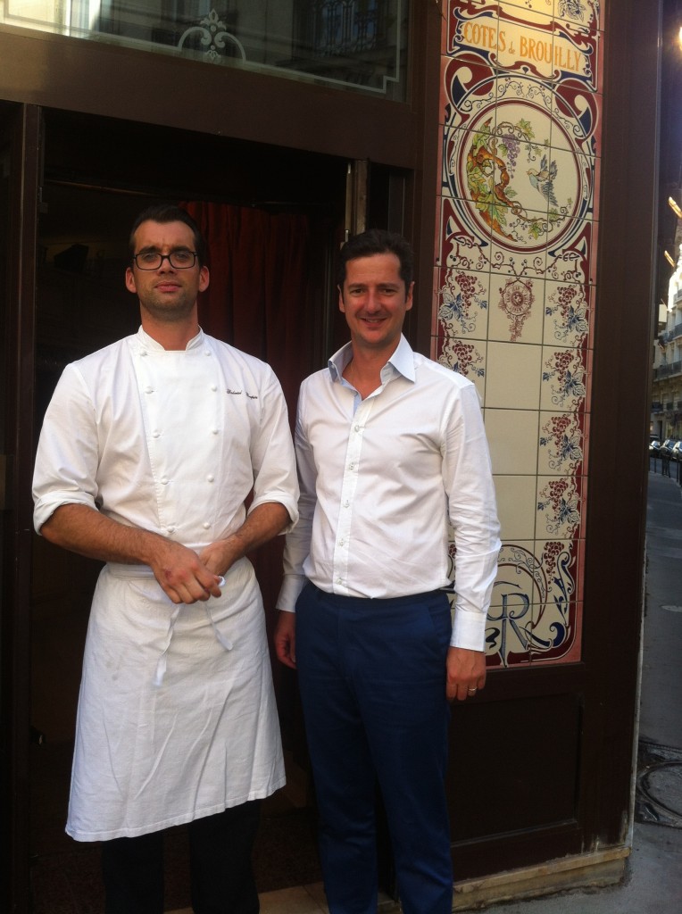 Arnaud & Gabriel devant la façade