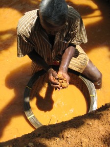 Les hommes fouillent l'eau