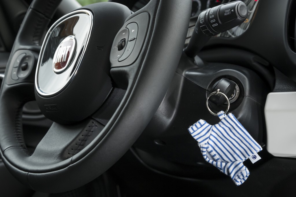 Un porte-clé marinière Petit Bateau donné avec la voiture