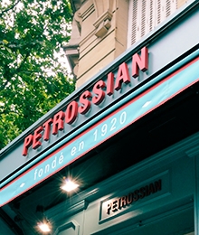 L'emblématique bleu Petrossian de la façade