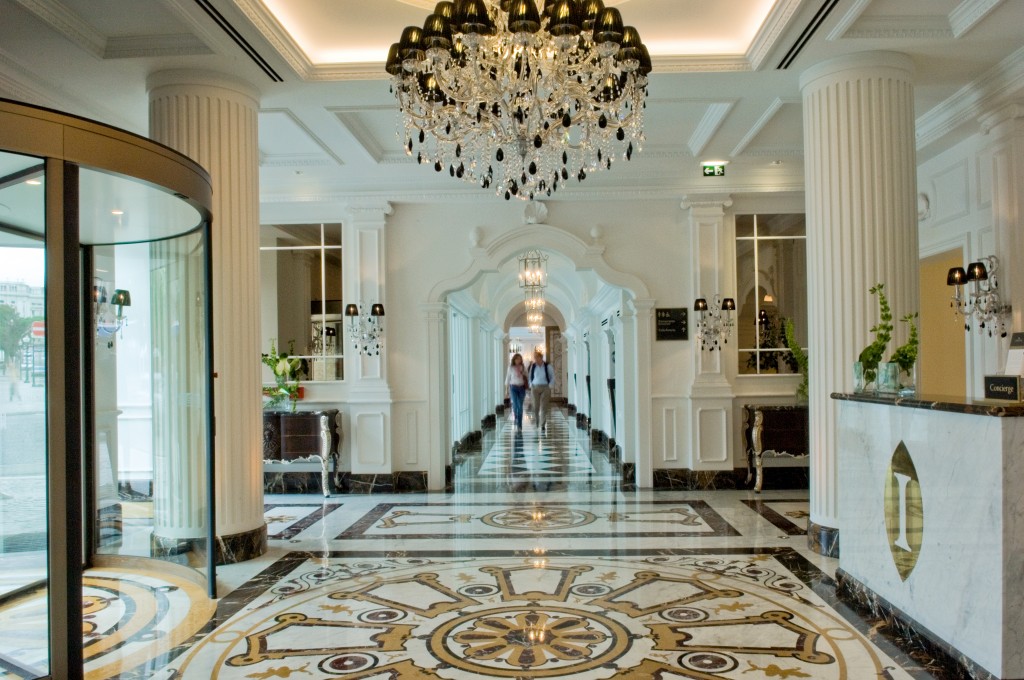 marqueterie de marbres dans le hall de l'hôtel