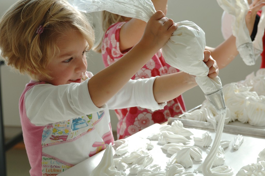 Les enfants aussi aiment mettre la main à la pâte