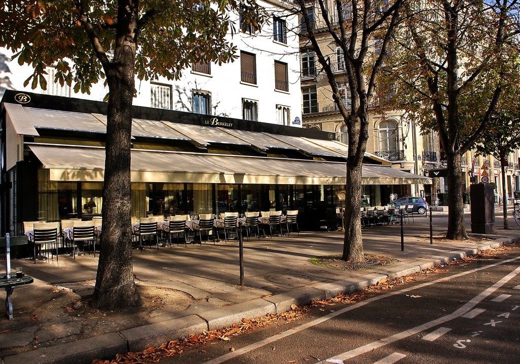 Tables installées sur l'avenue Matignon