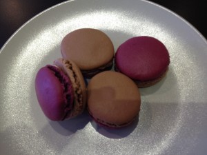 Le macaron marron cassis de Larher