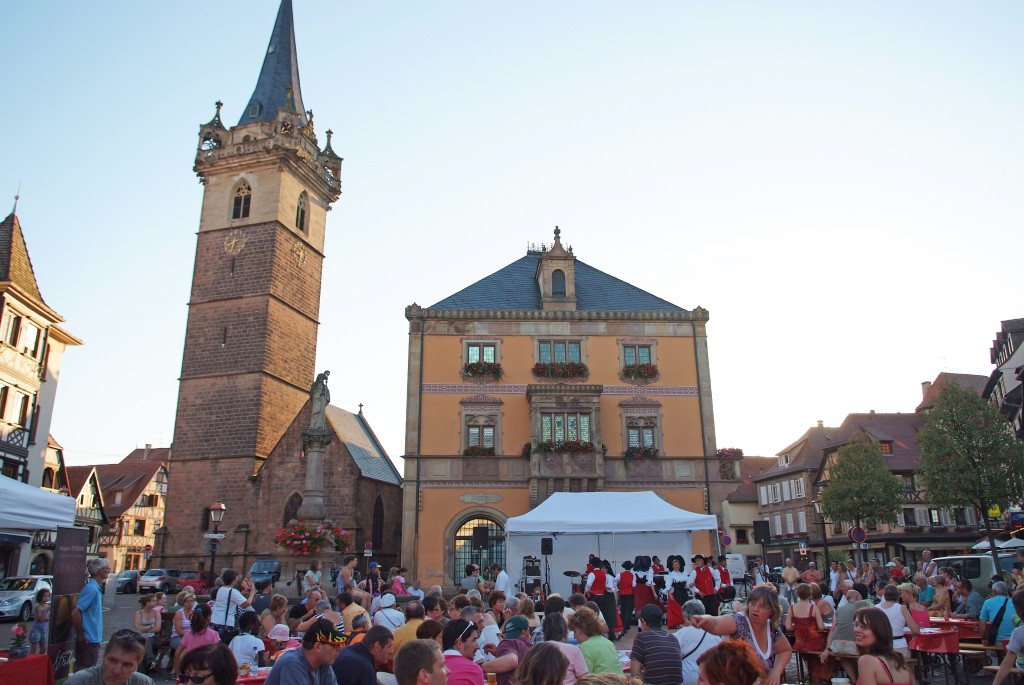 Sur la place du marché une fête