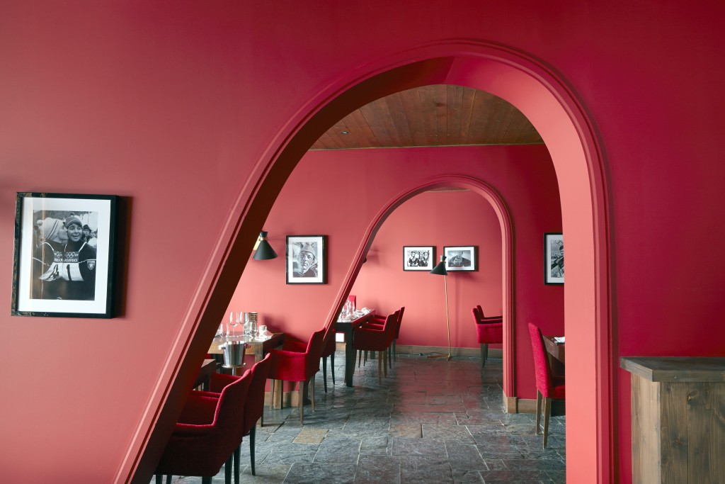 Alcôves feutrées et lumières tamisées sur fond rouge carmin pour le restaurant Les Enfants Terribles