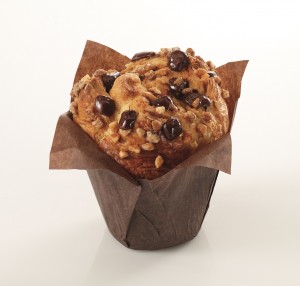 Une muffinoiserie maxi choc, pain au choco en forme de muffin avec des chunks de choco et des noisettes concassées