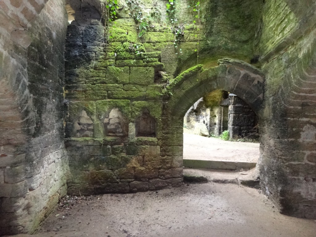 Restes d'une église à Doué La Fontaine dans la fabrique troglodytique de sarcophages